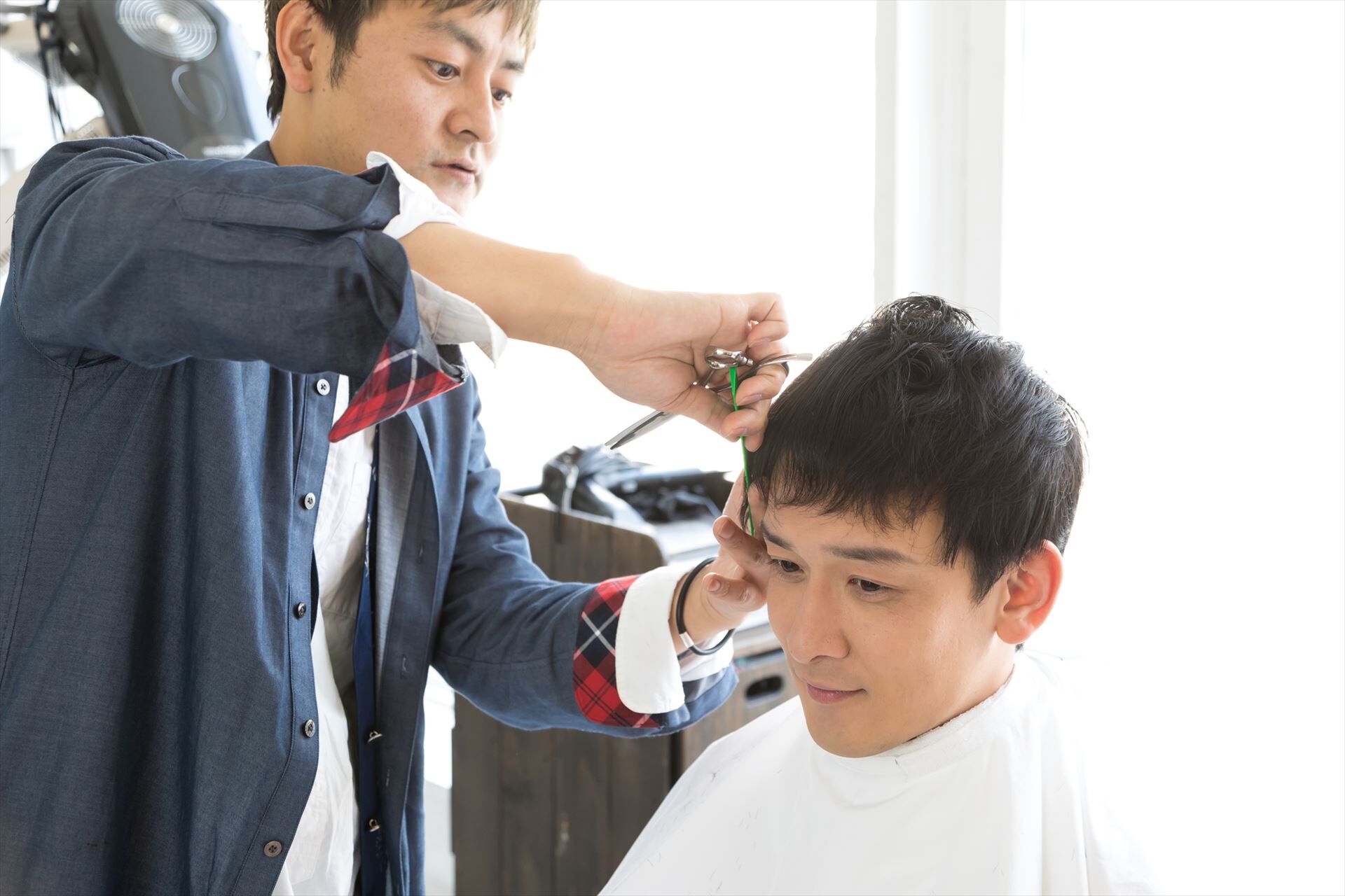 集中してカットを行うスタッフ
